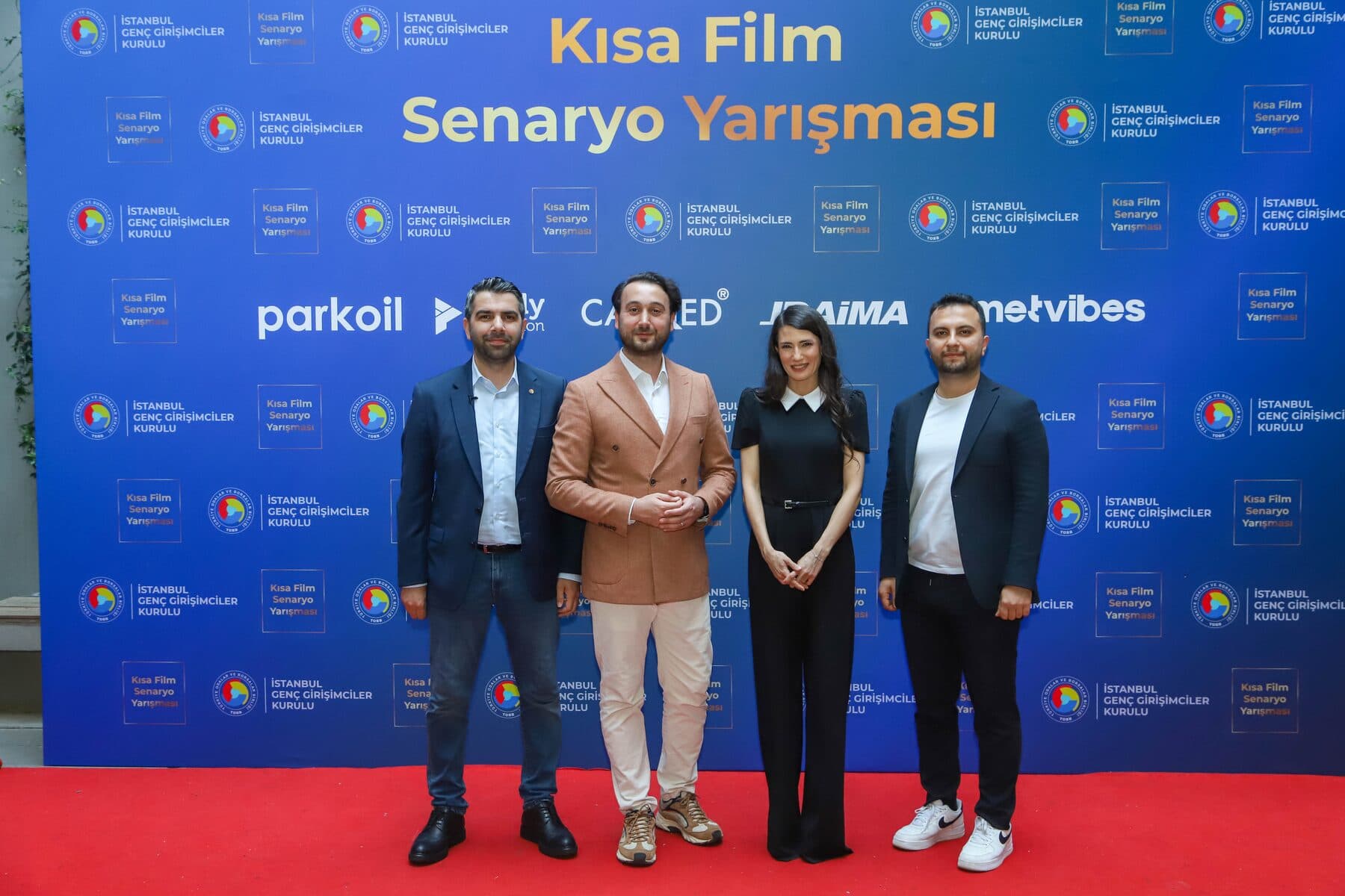 Basın Duvarında Ekip