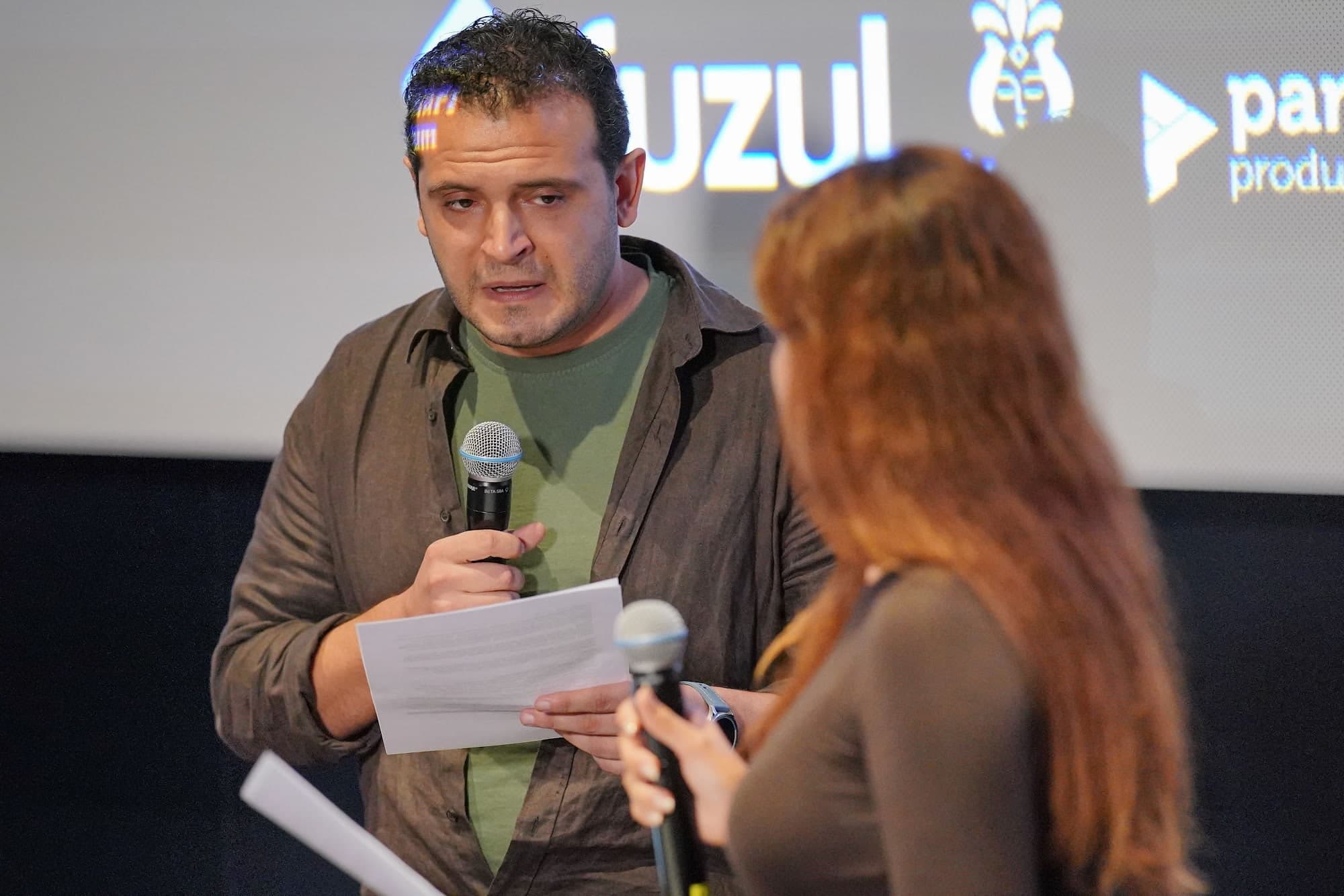 The Prompt Game’de oyuncular yazılan sahneyi canlandırırken