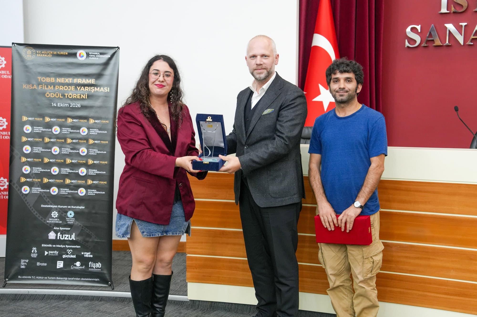 “Sarı Bisiklet” projesi adına ödülü yapımcı Didem Yayman teslim alırken