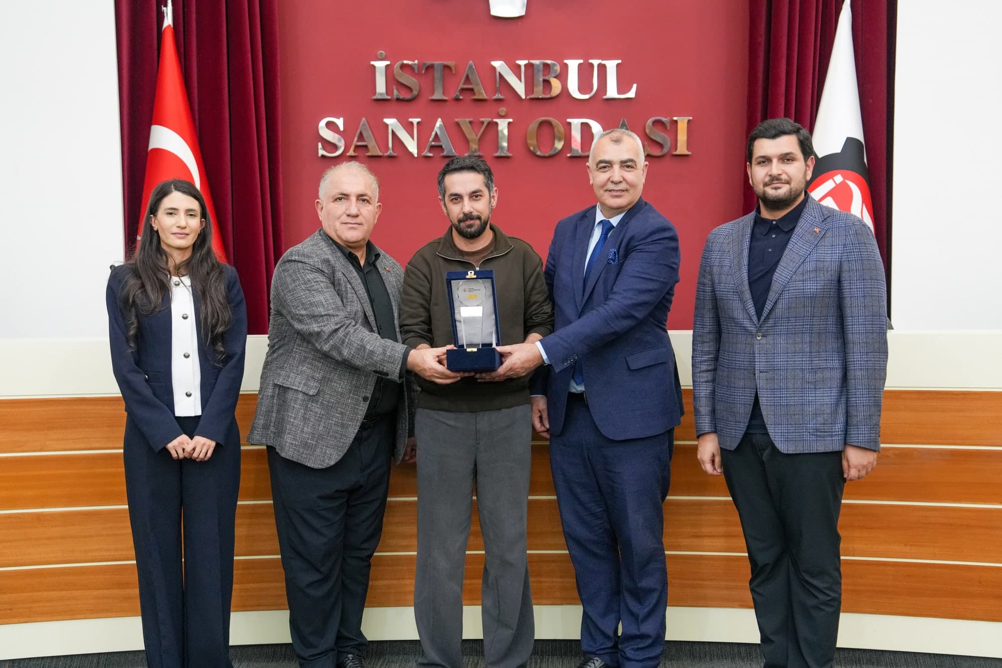 Çamran Azizoğlu, “Kül Başıma” projesiyle Büyük Ödül’ü teslim alırken
