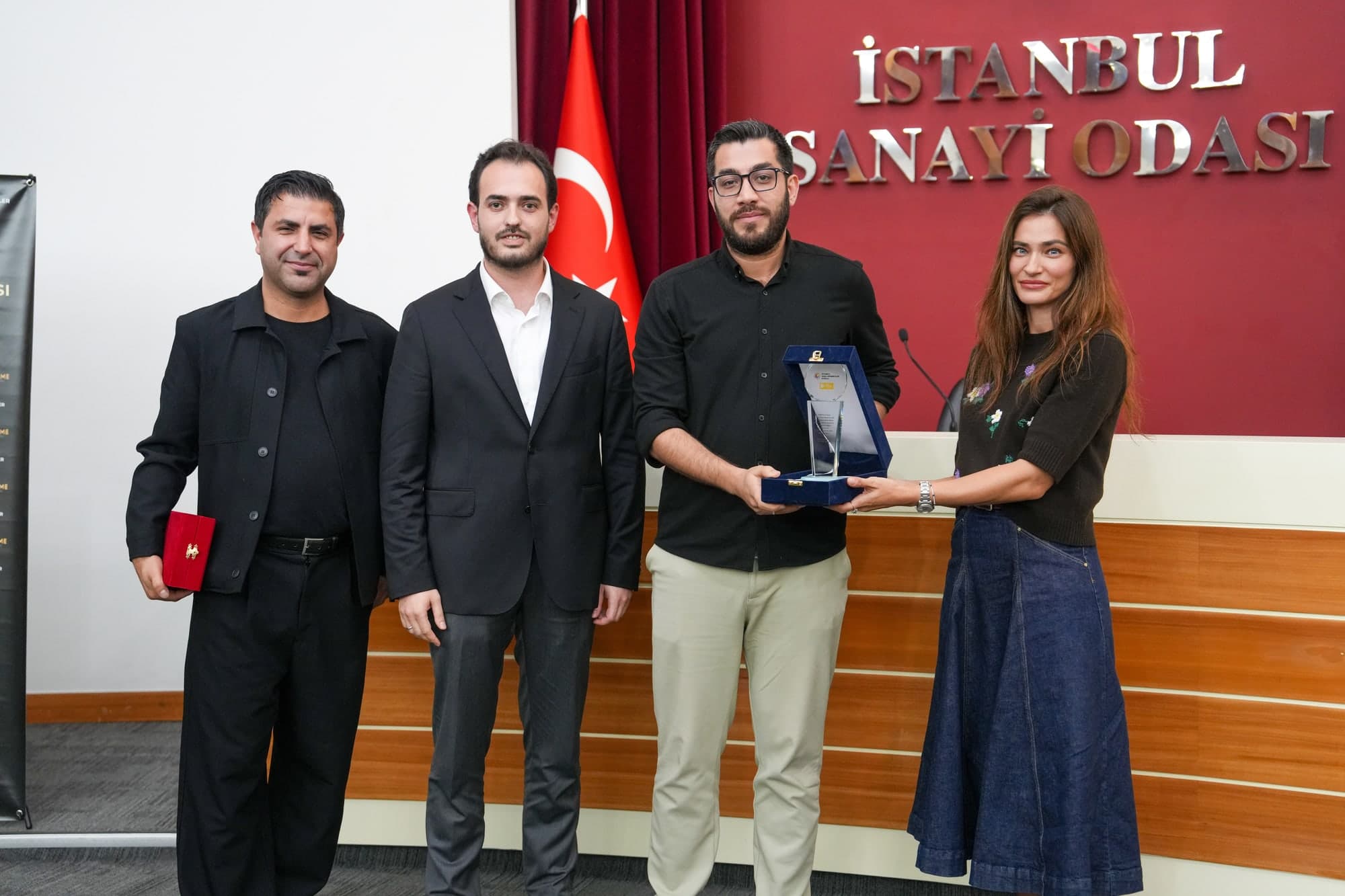 “Bir Kış Günü Babam Öldüğünde” projesi adına ödülü yapımcı Halil Oğuz teslim alırken