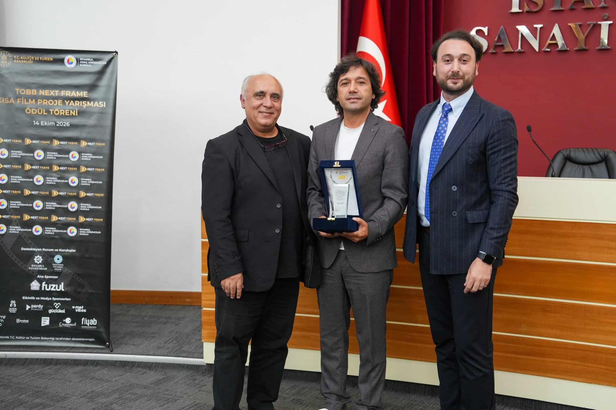Hüseyin Urçuk, “Kazı Alanı” projesiyle FİYAB ödülünü teslim alırken