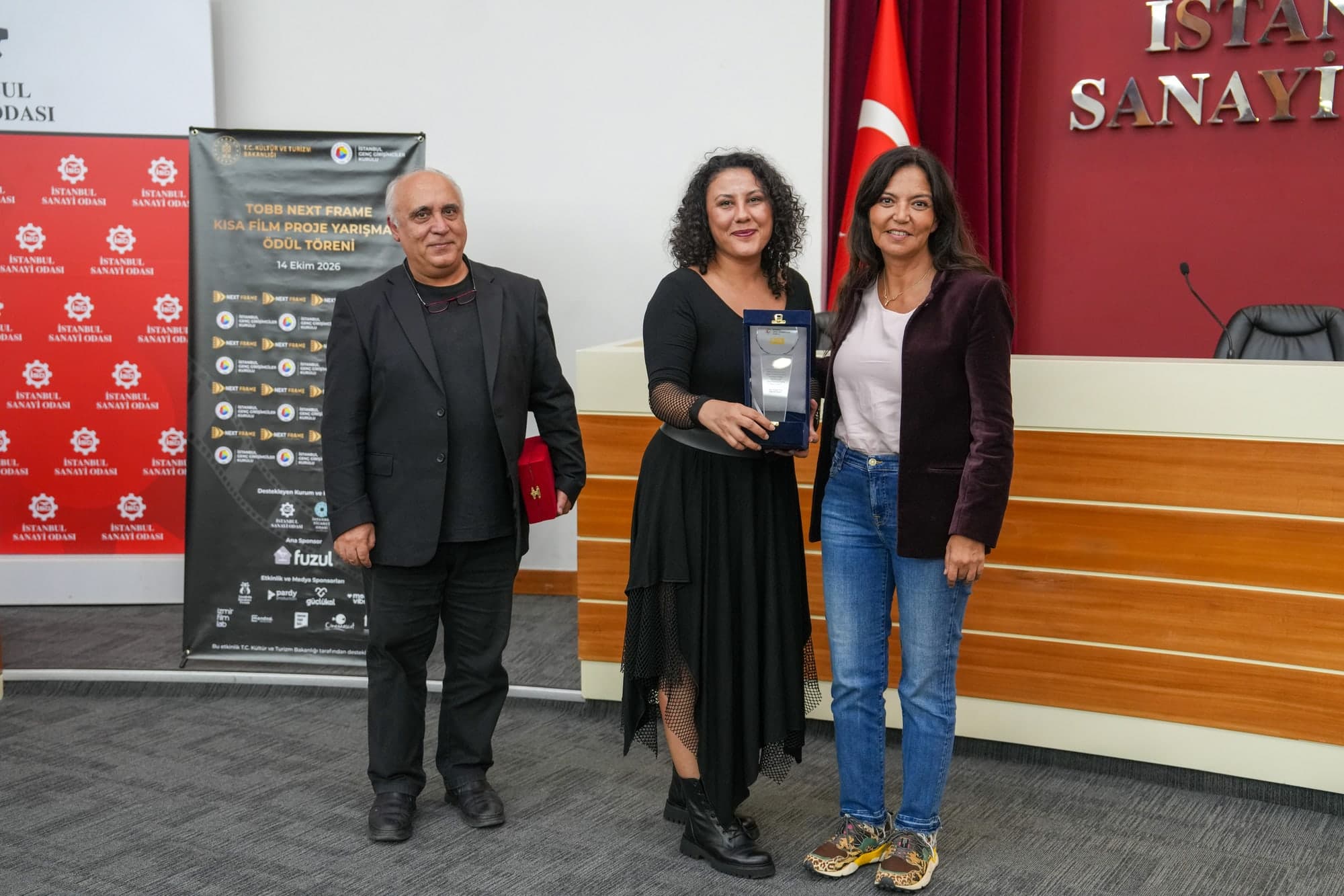 Tuğba Karagül Dağlı, “Yarışma” projesiyle FİYAB ödülünü teslim alırken