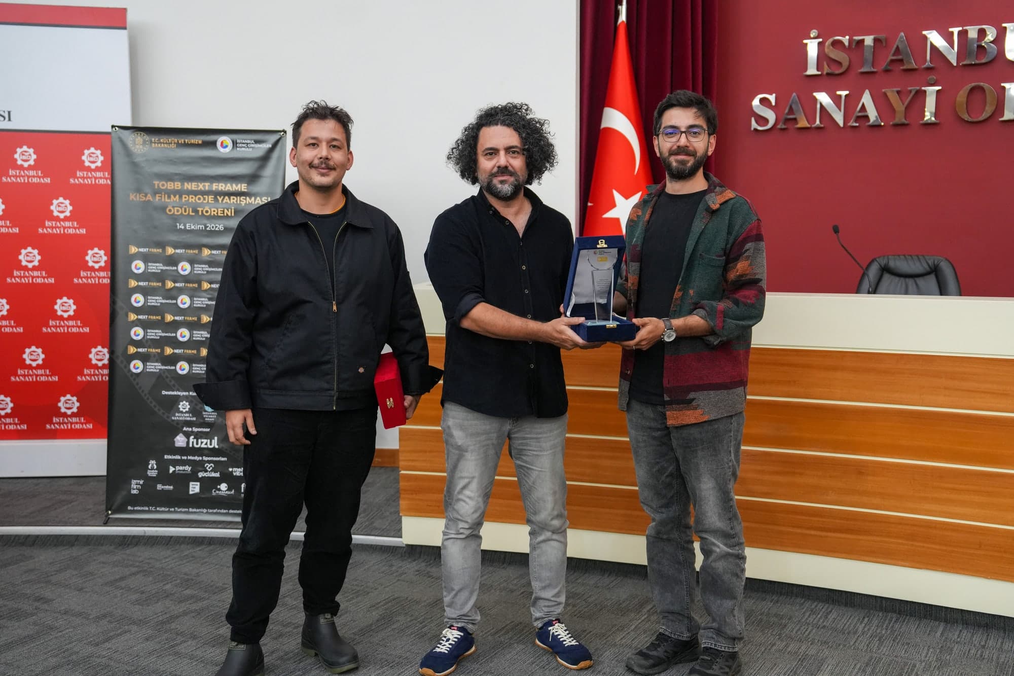 “Bir Ruhsal Otopsi Denemesi” projesine Mandosi Rental ödülü takdim edilirken