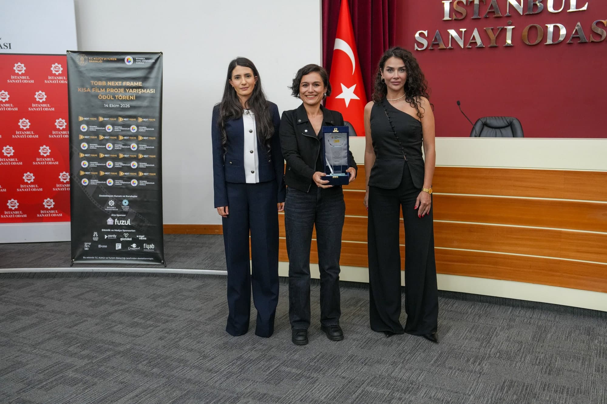 Elçin Elgin, “Benim Hakkımda Değil” projesiyle SenaristBir ödülünü teslim alırken