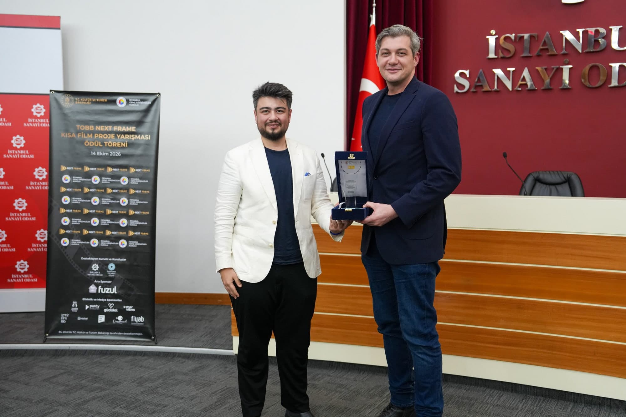 Kemal Akçay, “Karşı Kaldırımdaki Adam” projesiyle SenaristBir ödülünü teslim alırken